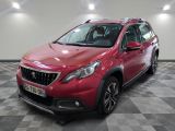 la voiture rouge est garée dans le garage sur un sol en damier
