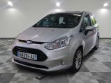 la voiture argentée est garée dans le garage sur le sol en damier
