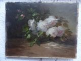 un tableau représentant des roses blanches posées sur une table près d'un mur