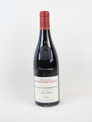 la bouteille de vin est posée sur la table, prête à être consommée