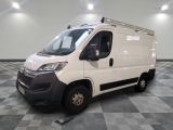 la camionnette blanche est garée sur le sol en damier d'une pièce
