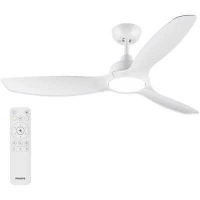 un ventilateur de plafond blanc, devant lequel se trouve une télécommande