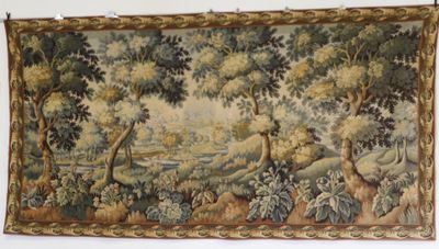 une image d'une tapisserie accrochée au mur d'une pièce