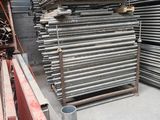 des piles de tubes et de tuyaux en acier dans un entrepôt
