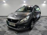 la voiture grise est garée sur un sol en damier dans le garage