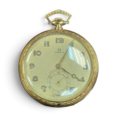 gros plan d'une montre de poche sur une surface blanche