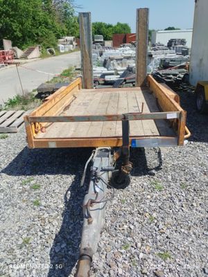 une remorque garée sur un sol en gravier