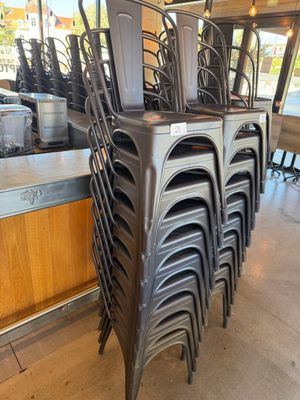 de nombreuses chaises empilées les unes sur les autres
