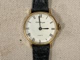 gros plan d'une montre-bracelet avec des chiffres romains