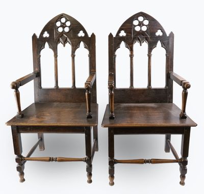 paire de chaises anciennes de style gothique avec des accoudoirs en bois sculpté