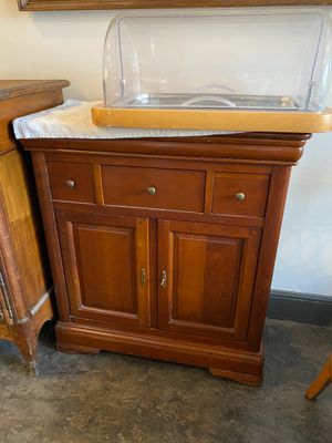 une armoire en bois surmontée d'un couvercle en verre