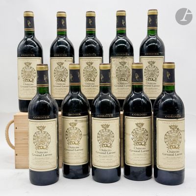 six bouteilles de vin sont alignées sur une table