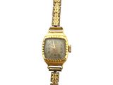 Image d'une montre-bracelet de femme sur fond blanc