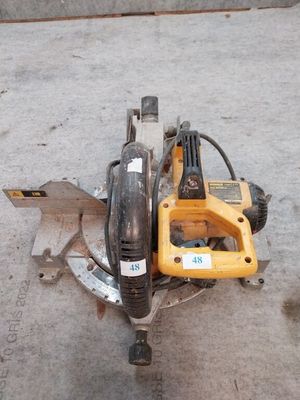 Scie à onglet filaire DEWALT modèle DW703-qs (non-testée)