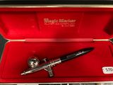 un stylo qui se trouve dans une boîte rouge posée sur une table