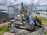 une machine qui se trouve sur le bord de la route