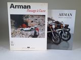Deux livres sont posés sur une table à côté d'une moto.