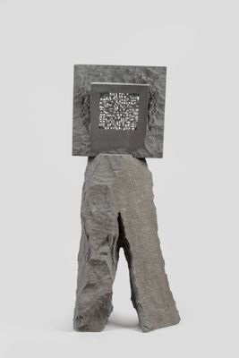 une sculpture représentant une personne avec une boîte sur la tête