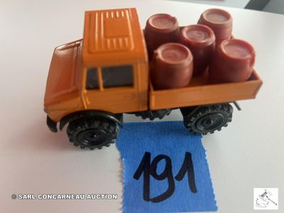 un camion miniature posé sur une table