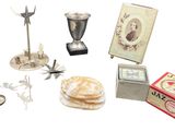de nombreux objets exposés sur une surface blanche