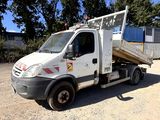 un camion blanc garé dans la poussière
