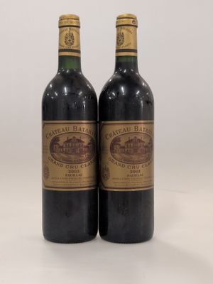 deux bouteilles de vin posées l'une à côté de l'autre sur une table