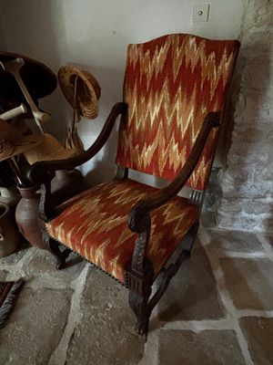 une chaise qui se trouve dans le coin d'une pièce