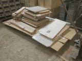 une pile de livres posée sur une palette dans un entrepôt