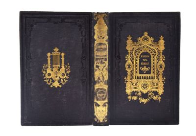 un vieux livre noir aux bords dorés et à la couverture dorée