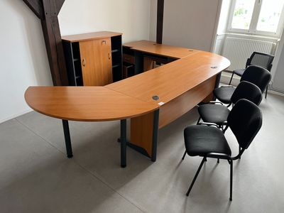 Grand bureau avec retour, caisson, armoire basse, 4 chaises …