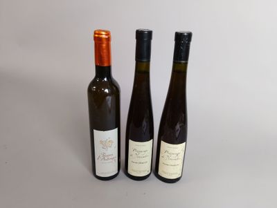 trois bouteilles de vin posées l'une à côté de l'autre sur une table