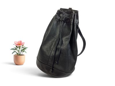 sac à dos en cuir noir représentant une fleur dans un pot sur fond blanc