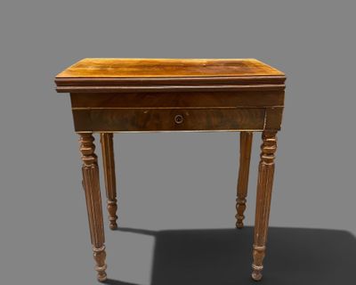 l'image d'une petite table en bois surmontée d'un tiroir