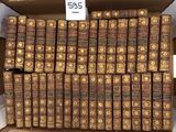 une boîte remplie de vieux livres sur laquelle est collée une étiquette de prix