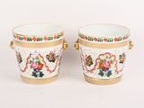 paire de vases chinois ornés de fleurs et de papillons