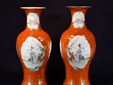 une paire de vases orange ornés de scènes asiatiques sur fond noir