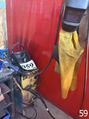 un poste à souder fixé à un mur rouge