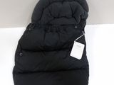 un sac de couchage noir muni d'une étiquette