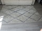 un salon avec un canapé et un tapis au sol