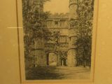 la photo d'une photo d'un bâtiment exposée dans une vitrine