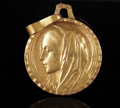 l'image d'une médaille d'or sur laquelle figure le visage d'une femme