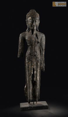 une image représentant une statue d'une personne debout sur un socle