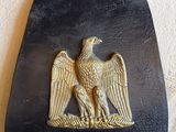 un gros plan d'une plaque métallique sur laquelle figure un aigle