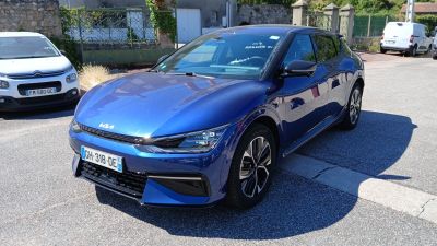 une voiture bleue garée sur le bord de la route