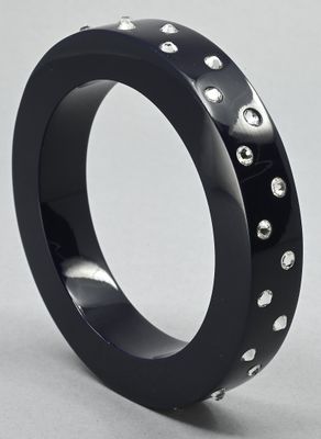 NINA RICCI. Bracelet jonc en résine violet et strass incolor…