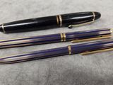 trois types de stylos posés sur une table