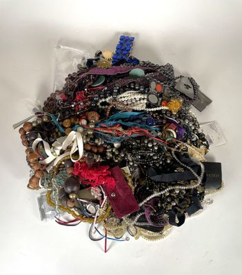 une pile de bijoux assortis sur une surface blanche