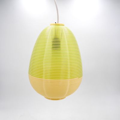 une lampe jaune suspendue au plafond