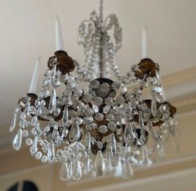 un lustre en cristal suspendu au plafond d'une pièce