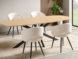 une table avec des chaises et un tapis dans une pièce